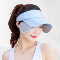 Világoskék színű, fejtető nélküli baseball sapka oldalt kihúzható napellenzővel