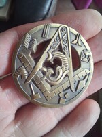 Szabadkőműves valami kapszulában.