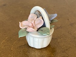 VIRÁGKOSÁR, KICSI FESTETT PORCELÁN SZOBOR 4 CM