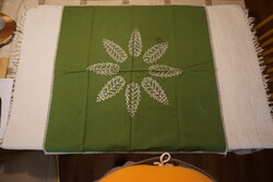 63x63 cm.-es díszes terítő  eladó.