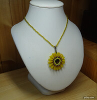 KÉZZEL FŰZÖTT VIRÁG MEDÁL, JAPÁN ÉS CSEH GYÖNGYBŐL,KÖZÉPEN SWAROVSKI RIVOLI KŐ DÍSZÍTI.