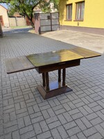 Antik nagyobbítható asztal.