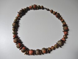 Epidot ásvány gyöngysor ezüst kapoccsal és aranyozott díszekkel