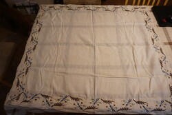 Díszes 93x103 cm.-es  körbe ág mintákkal és négyzetráccsal terítő eladó.