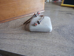 Iparművész bronz karperec korallal