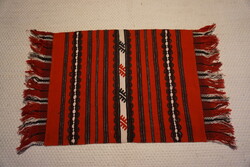 52x30 cm.-es piros-fekete-fehér csíkmintás szőttes terítő eladó.
