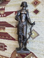R KISS LENKE (1926-2000) FÁT ÜLTETŐ NŐ, BRONZÍROZOTT RETRO MŰGYANTA SZOBOR 38 CM