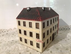 HÁZ - MAKETT  - ÁLLOMÁS - 13,5 x 12 x 9 cm - RETRO - OSZTRÁK - HIBÁTLAN