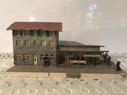 HÁZ - MAKETT - ÁLLOMÁS  - 25 x 13 x 11 cm - RETRO - OSZTRÁK - HIBÁTLAN