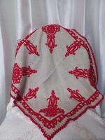 Nagyobb méretű  írásos hímzett kézimunka terítő