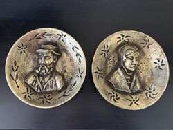 20. század eleji öntött bronz falitányér pár – népi portréábrázolással (21 cm)