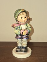 Hummel Goebel kisfiú sapkában, sálban