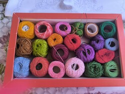 HOBBYset,  PERLÉ hímzőfonal + egy drukkolt terítő a dobozban  eladó!