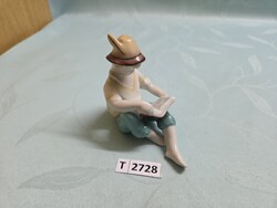 T2728 Hollóházi olvasó fiú 9 cm