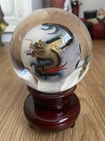 Kinai belülről kézzel festett sárkányos üveg gömb faragott fa talppal.