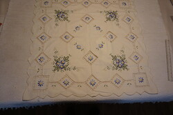 80x80 cm.-es díszes hímzett és szegett terítő eladó.