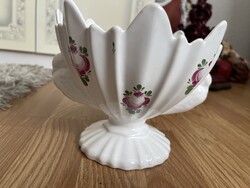 Gyönyörű talpas, fogós , kézzel festett, fajansz kináló.