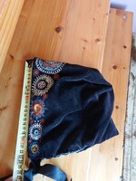 Fekete, hímzett, belül selyemmel bélelt főkötő