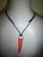 Uniszex! Fekete zsinóron érdekes fa medál tégla színben