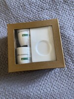 Groupama Biztosító jelzéssel ellátott 2 db. porcelán kávés/teás bögre, hozzá porcelán tányérral