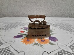 Kicsi szenes gallér vasaló