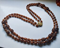 Hosszú dupla soros műanyag nyaklánc aranyozott díszkapoccsal