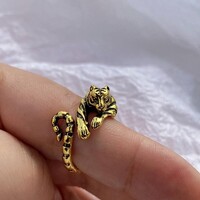 SÁRGA ARANY SZÍNŰ PÁRDUCOS GYŰRŰ FÉFIAKNAK NYITHATÓ ÉS CSUKHATÓ,DE ÉN FELHÍVOM A FIGYELMET ÓVATOSAN.