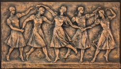 Medgyessy Ferenc (1881-1958): Leány körtánc - réz dombormű﻿ (41,5 x 68,5cm)