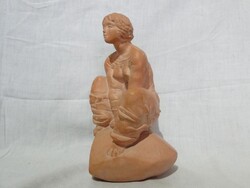 6032 Tóth Valéria ( Tóth Vali ) terrakotta ülő nő