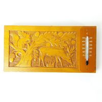 Retro faragott fa hőmérő erdei jelenettel, szarvas, mókus, tölgyfa, kb. 1970-as évek