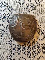 Eladó gyönyörű szecessziós ezüstözött fém púder tartó jelenetes képpel!