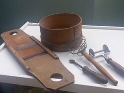 Retro konyhai eszközök: liszt szita, gyalu, ringli,  habverő