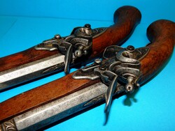 VIDEO is - 2 db kovás pisztoly másolat egyben, működő mechanizmussal, díszes fém részekkel