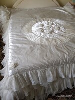 Romantikus fodros ágyterítő