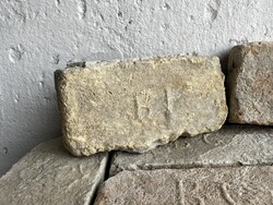 Nagyméretű bélyeges téglák