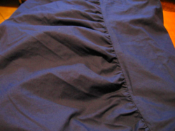 HORROCKSES sötétkék szoknyás, fodros lepedő, ágytakaró