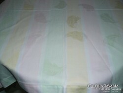 Bájos tollas pasztell árnyalatú damaszt terítő