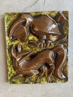Zsolnay pirogránit falikép – „A holló és a róka” (22,5 × 19 cm)