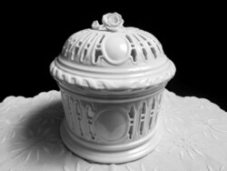 Herendi fehér porcelán nagy méretű, áttört keksztartó rózsafogóval 18 cm