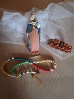 Szűz Mária szobor, rózsafüzér és karkötő