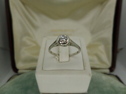 Antik fehérarany vésett buton gyűrű cca 0,35 ct briliánssal