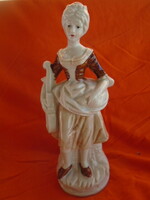 Finoman és aprólékosan kidolgozott kézzel festett porcelán hölgy hegedűvel a kezében
