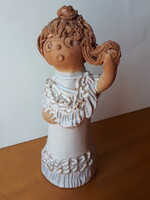 Magyar kerámia, Antalfiné Szente Katalin szobra, haját tekerő lány 18 cm magas, hibátlan