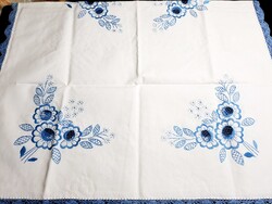 Virág mintával hímzett nagy terítő horgolt széllel 135 x 85 cm