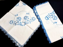 Virág mintával hímzett terítő 87 x 85 cm és futó 96 x 45 cm horgolt széllel