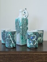 Vintage, jelzett iparművészeti  kerámia készlet: butella poharakkal, dísztárgy, dekoráció