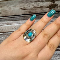 Női kézzel készített  tibeti ezüst cowboy kalap formájú gyűrű természetes türkiz kővel.