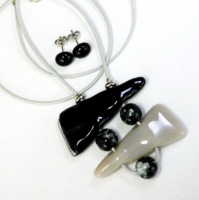 Fekete beige absztrakt üvegékszer szett, nyaklánc, stiftes fülbevaló