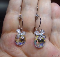 KÜLÖNLEGES AB.- S 18 KT.-S FEHÉR ARANNYAL GALVANIZÁLT SWAROVSKI KRISTÁLY MEDÁLOS RÓDIUMOS FÜLBEVALÓ.