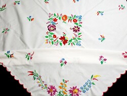 Kalocsai mintával hímzett nagy terítő 112 x 110 cm